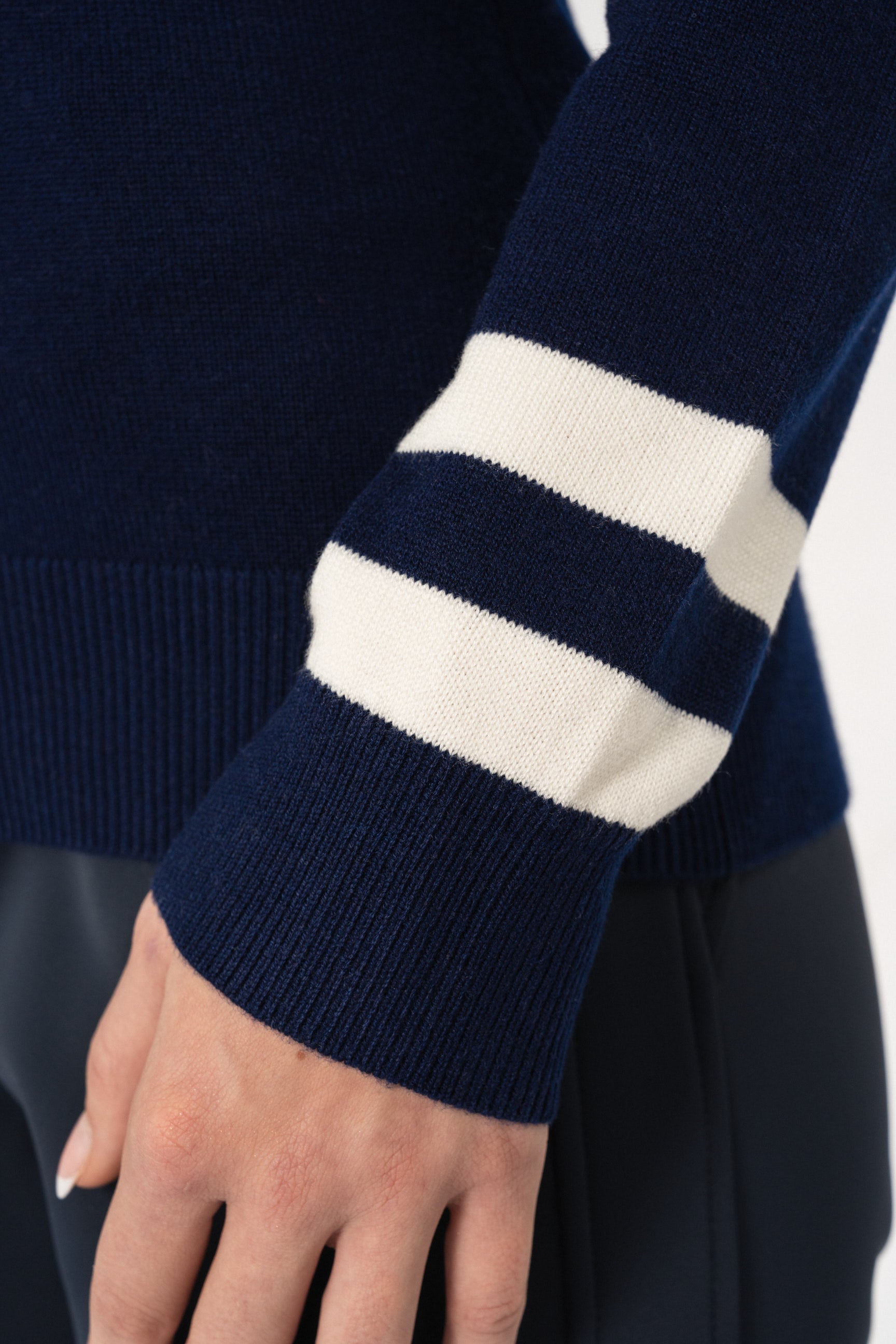 Ski genser i kløfri blå og rød TechWool, intarsia-strikket mønster, perfekt til hytteturer og afterski.