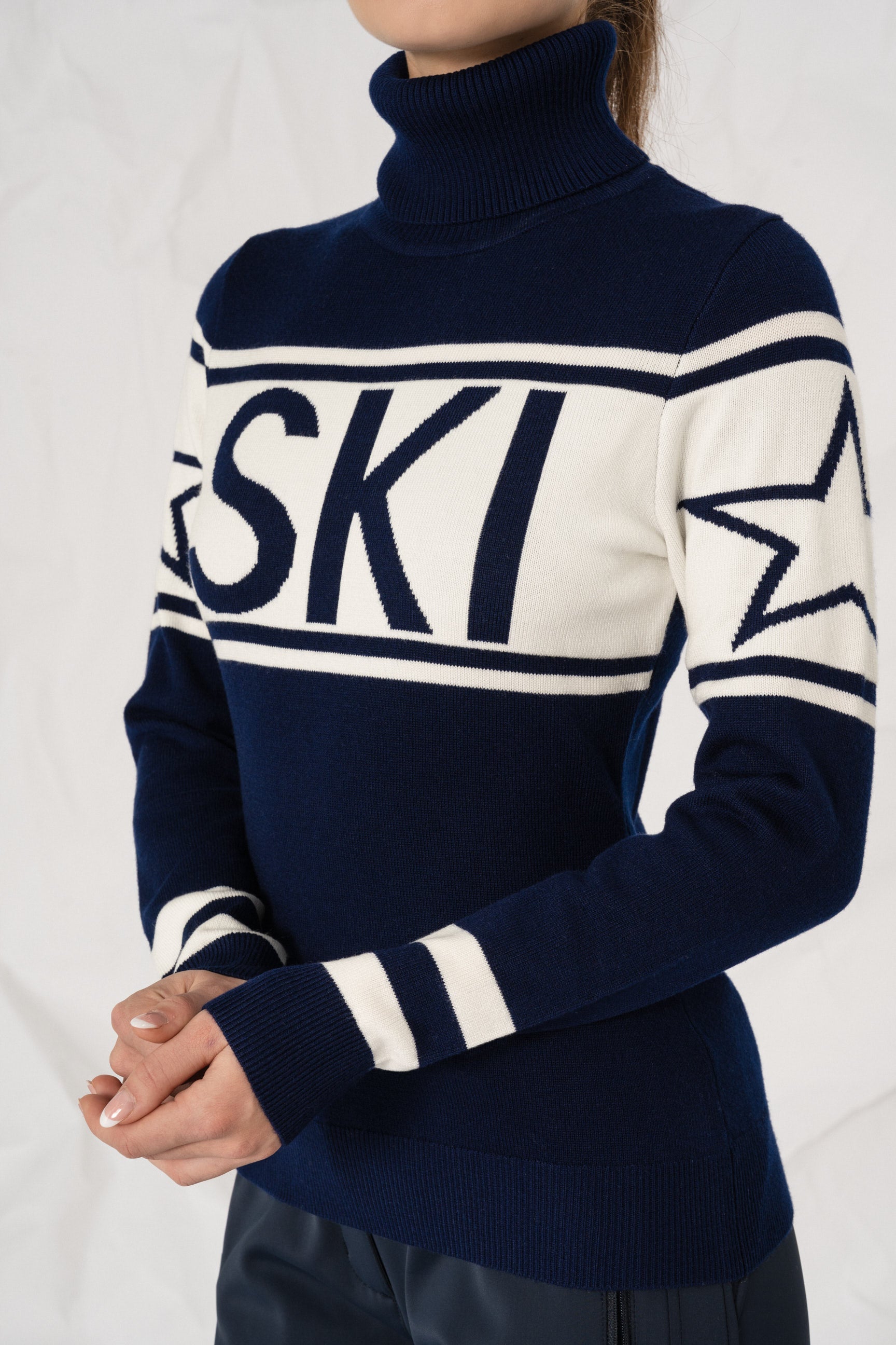Ski genser i kløfri blå og rød TechWool, intarsia-strikket mønster, perfekt til hytteturer og afterski.