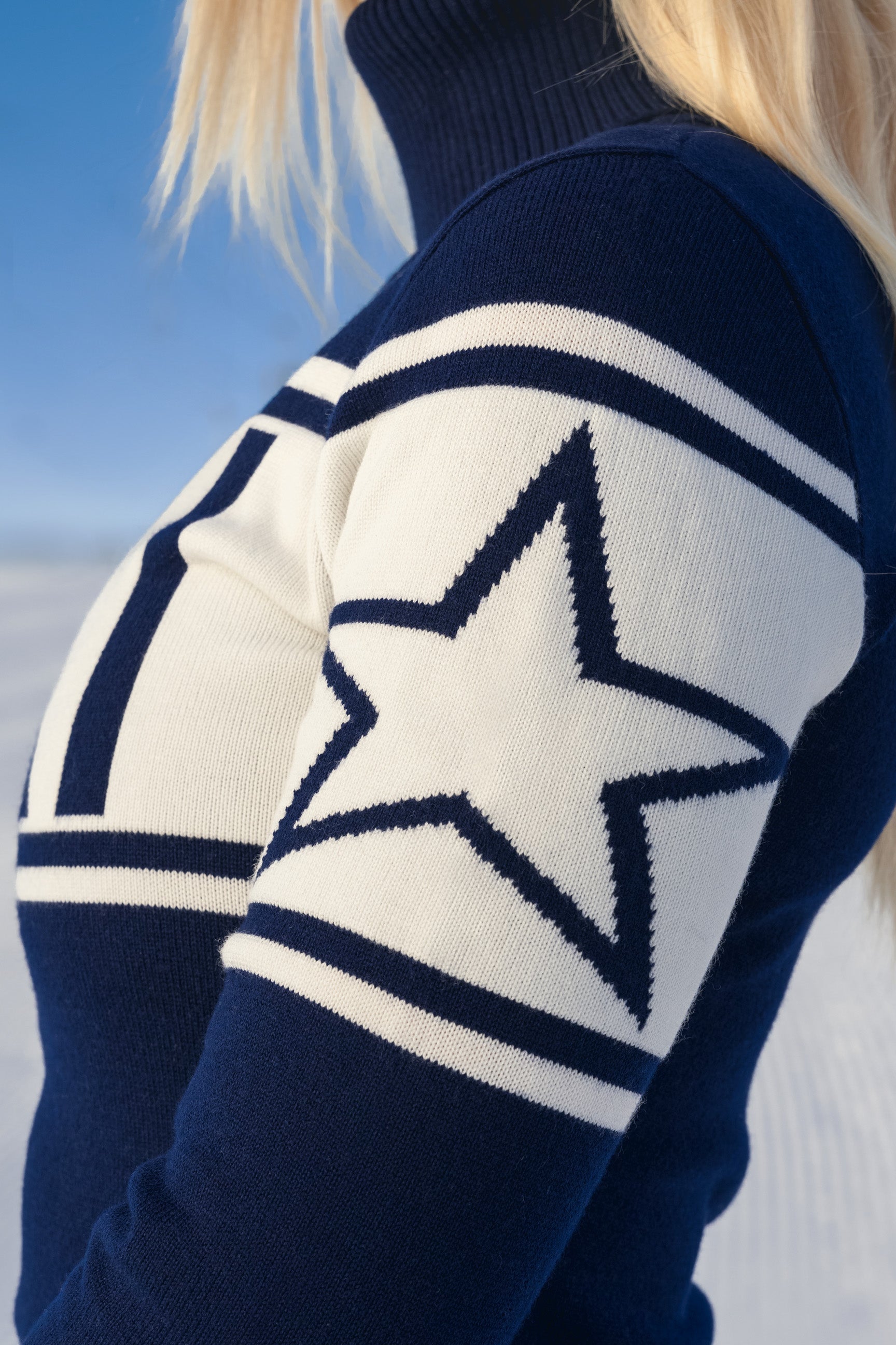 Ski genser i kløfri blå og rød TechWool, intarsia-strikket mønster, perfekt til hytteturer og afterski.