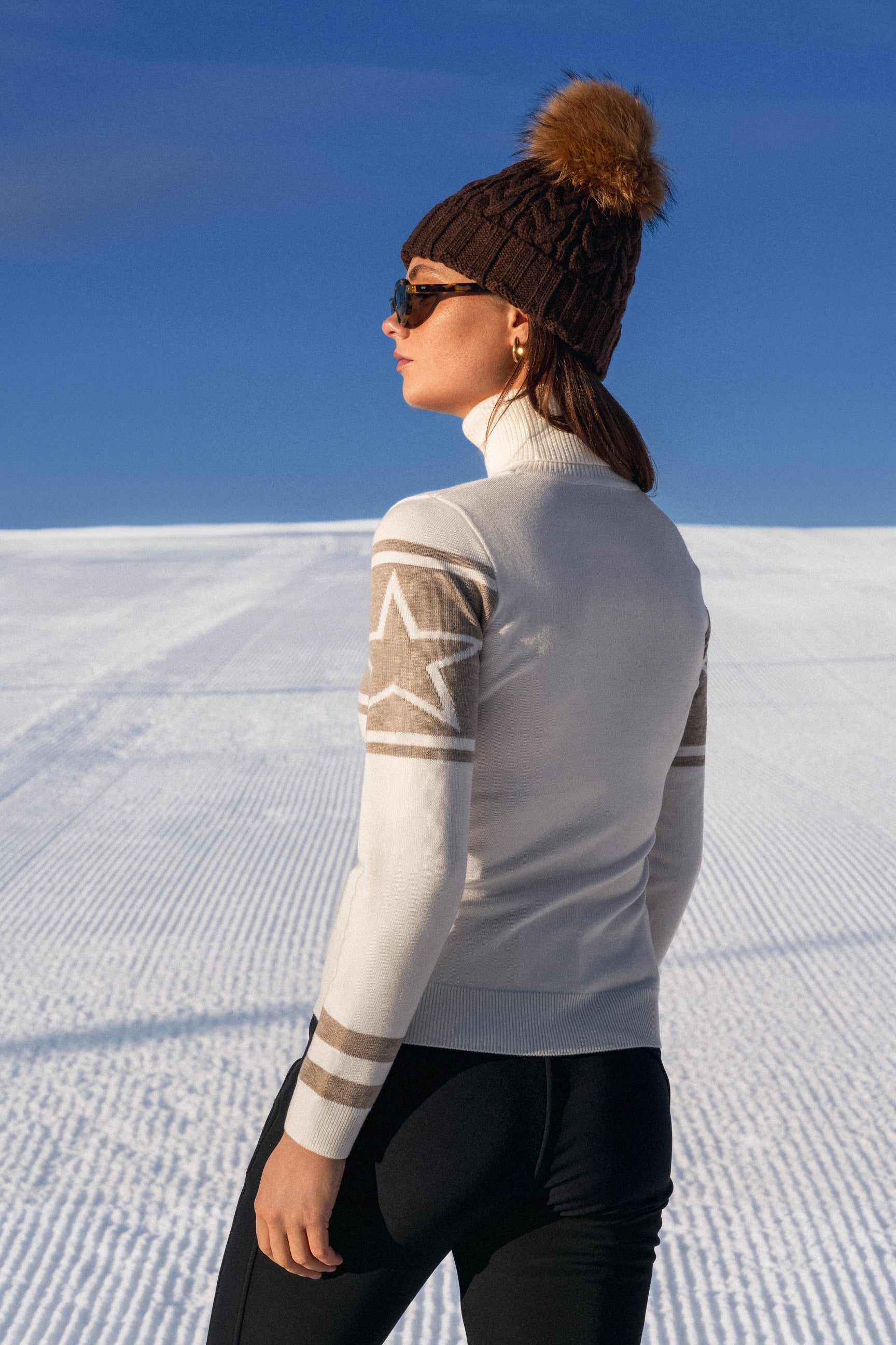 Ski genser i kløfri blå og rød TechWool, intarsia-strikket mønster, perfekt til hytteturer og afterski.