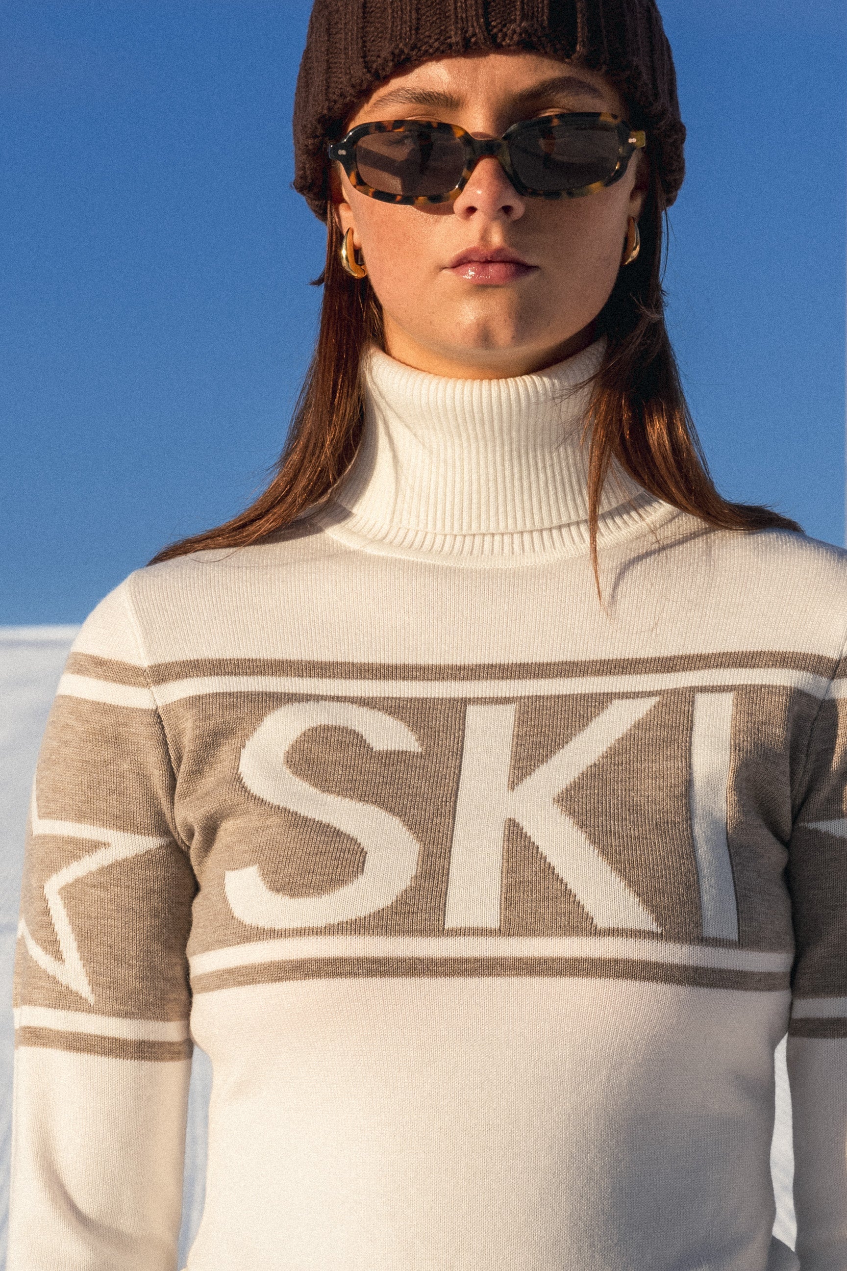 Ski genser i kløfri blå og rød TechWool, intarsia-strikket mønster, perfekt til hytteturer og afterski.