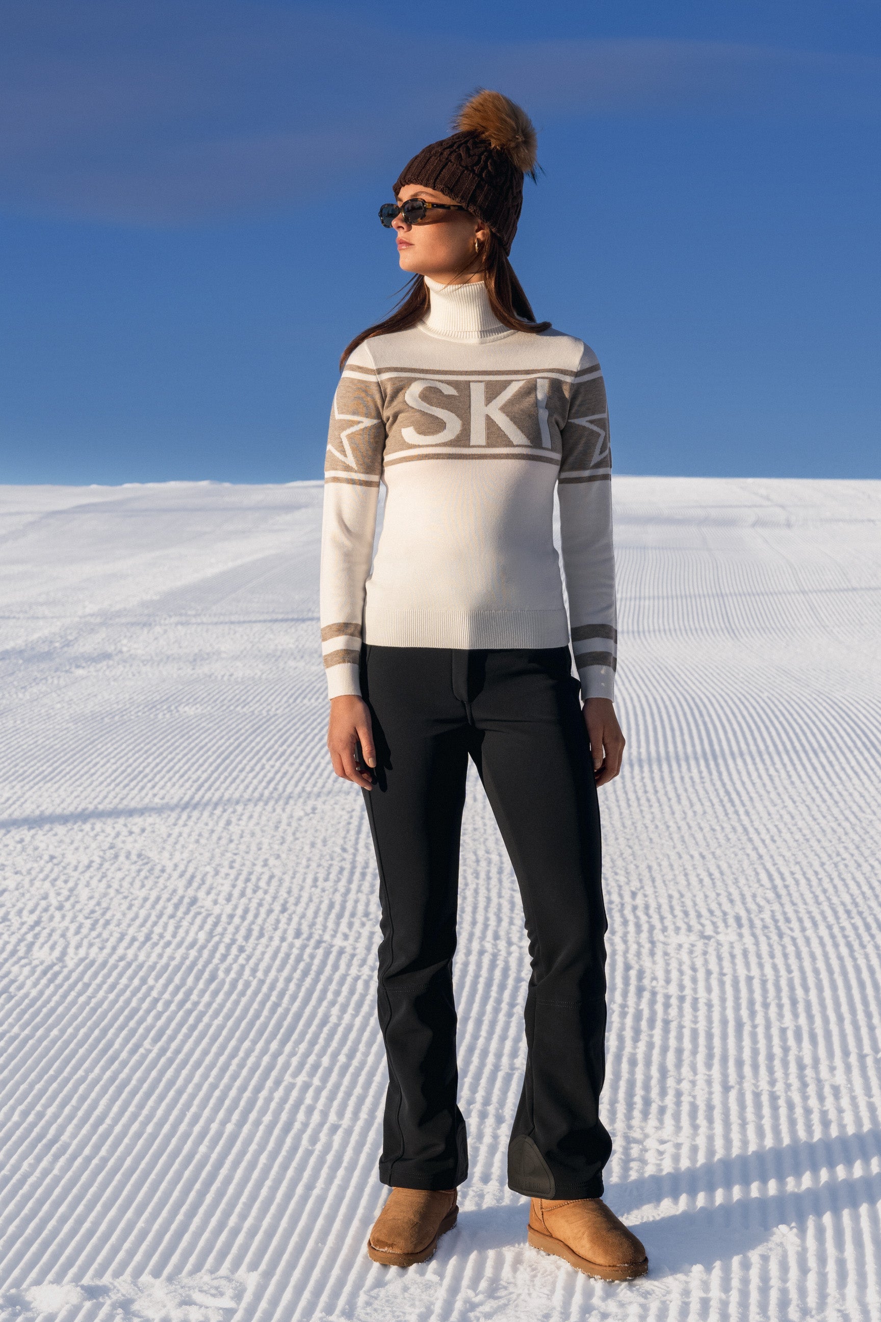 Ski genser i kløfri blå og rød TechWool, intarsia-strikket mønster, perfekt til hytteturer og afterski.