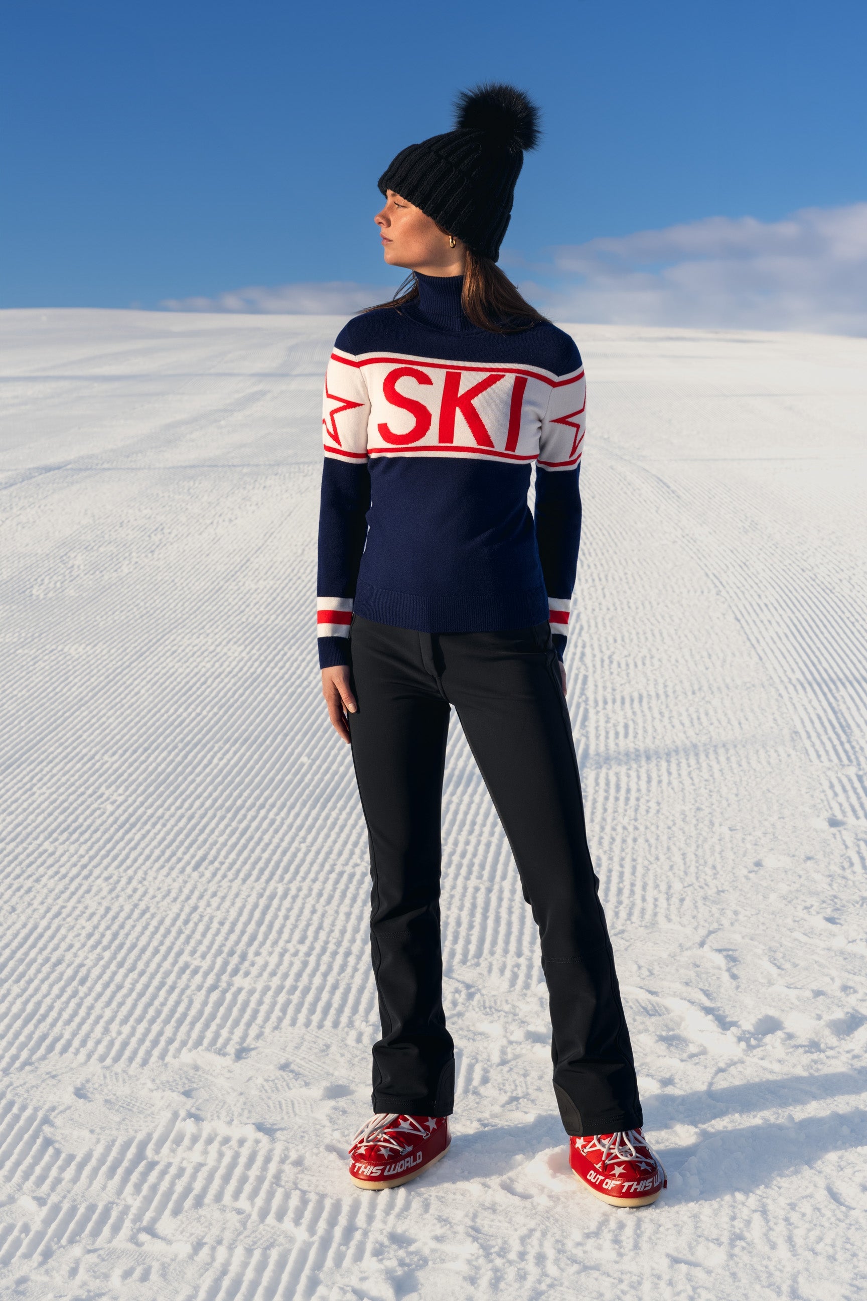 Ski genser i kløfri blå og rød TechWool, intarsia-strikket mønster, perfekt til hytteturer og afterski.
