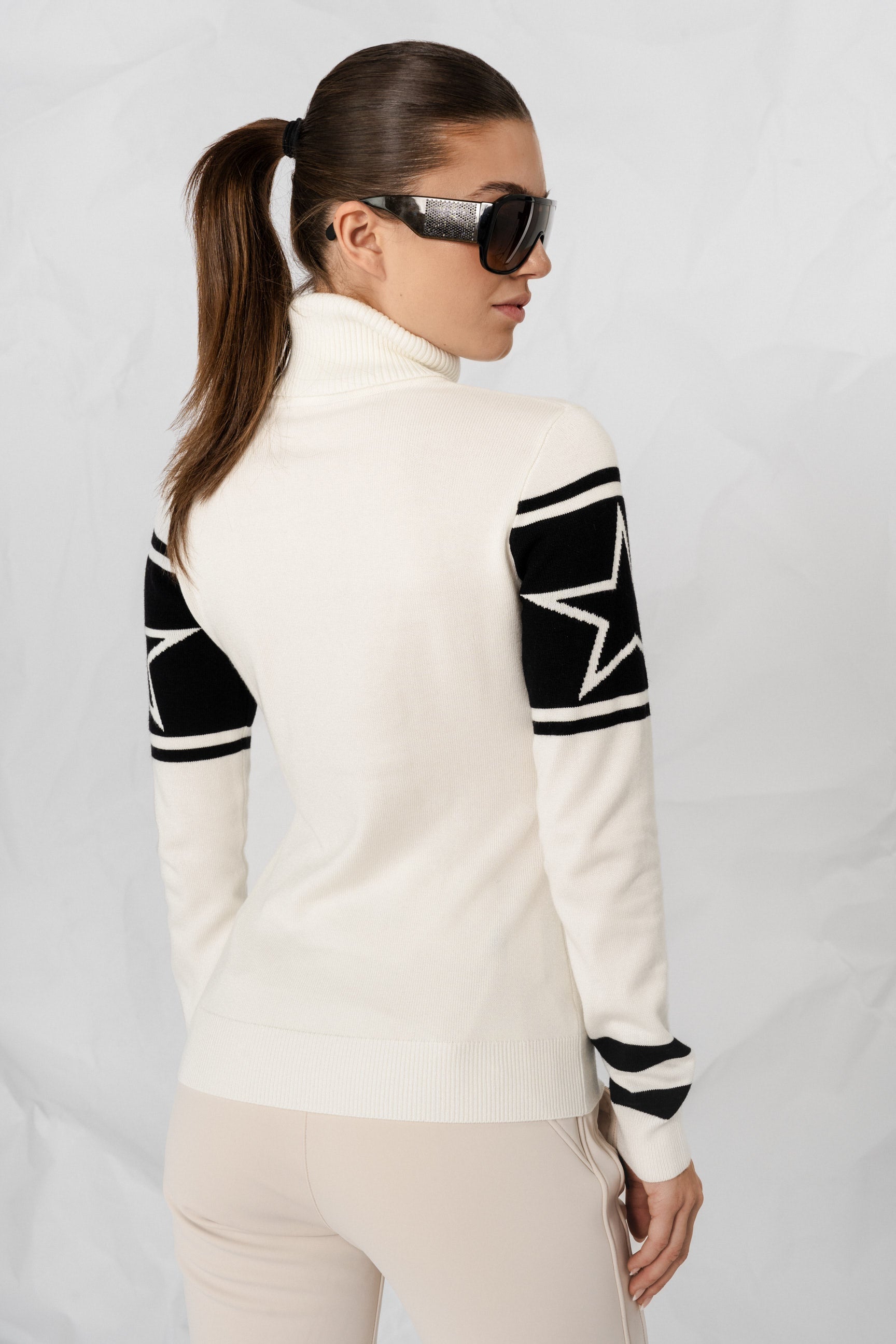 Ski genser i kløfri blå og rød TechWool, intarsia-strikket mønster, perfekt til hytteturer og afterski.