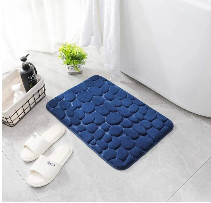 Myk, hurtigtørkende badematte i grå brosteinsdesign. Perfekt for komfort og et tørt, trygt baderom. Hjemmedekor.