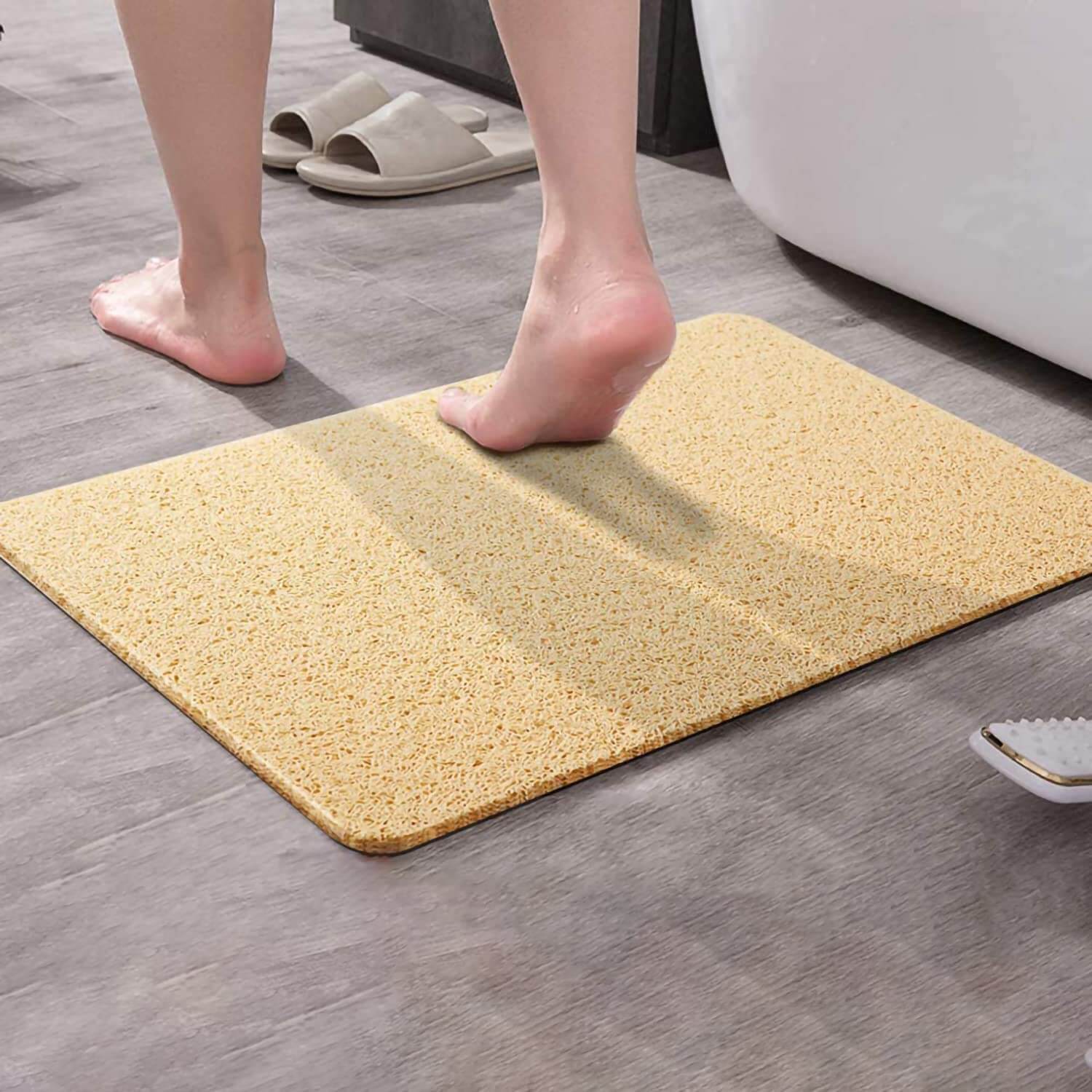 Sklisikker og hygienisk baderomsmatte med dreneringshull for rask tørking