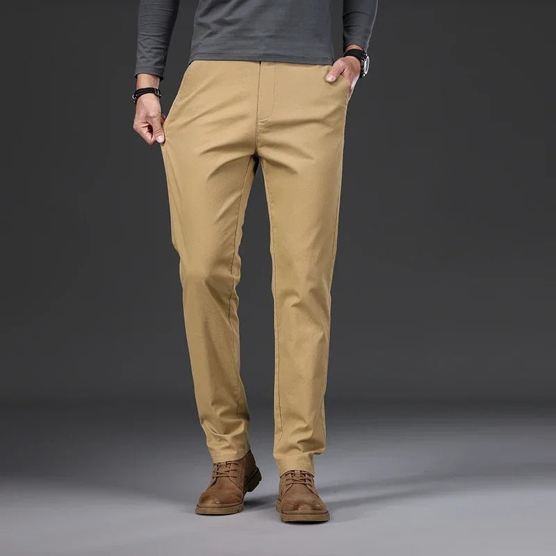 Menns slim fit bukser i klassisk stil, med praktisk elastisk midje for en perfekt passform.