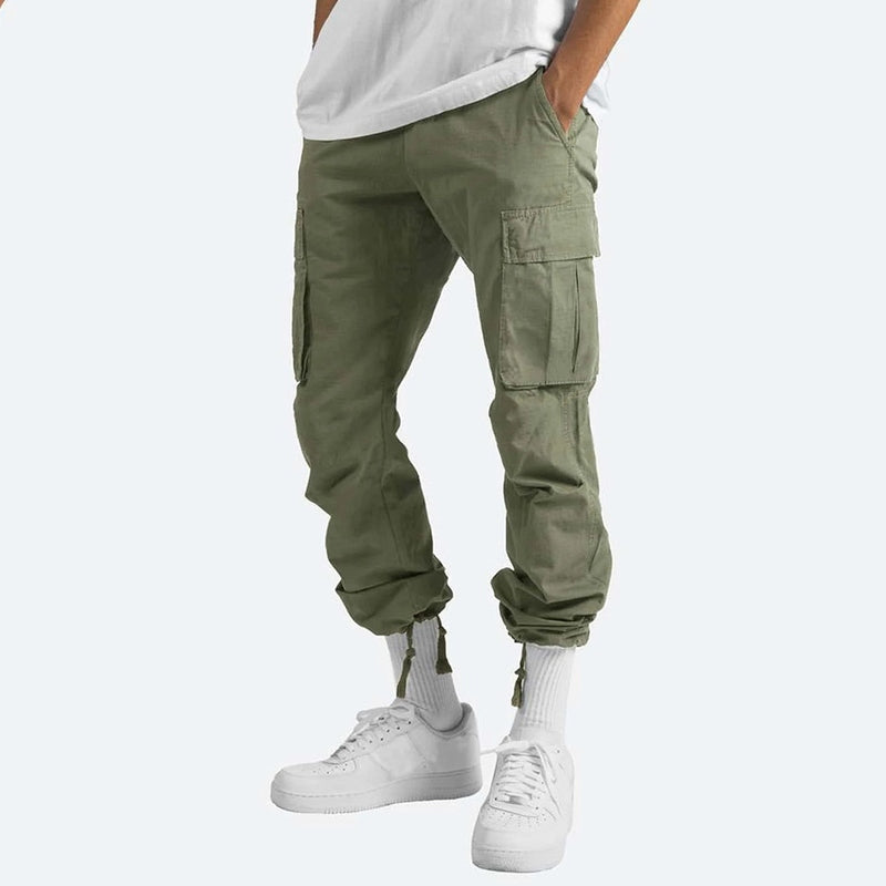 Brun slim fit herre cargo bukse i bomullsmix, tidløs og komfortabel for hverdag og fritid.