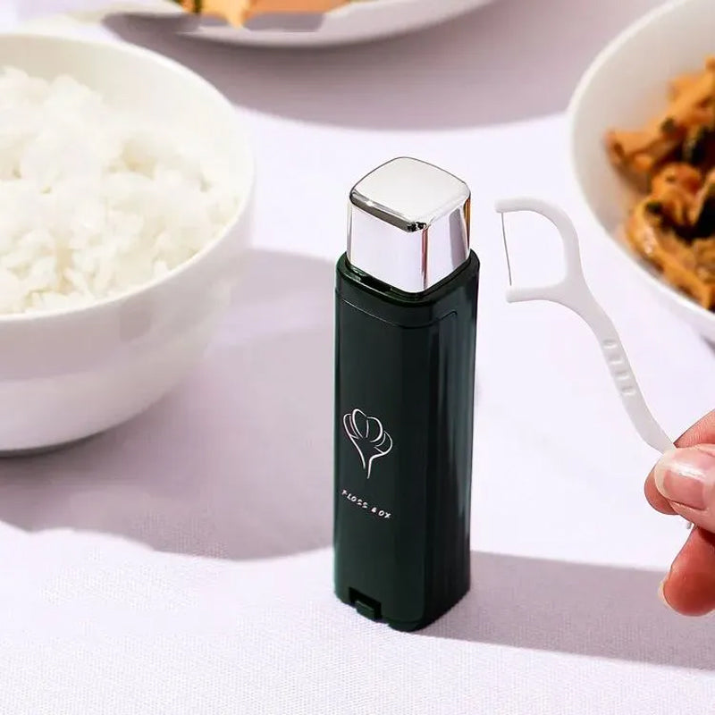"Smart bærbar tanntråddispenser, kompakt for hygiene på farten, med plass til 8 tråder. Tilgjengelig i grønn, hvit, rosa."