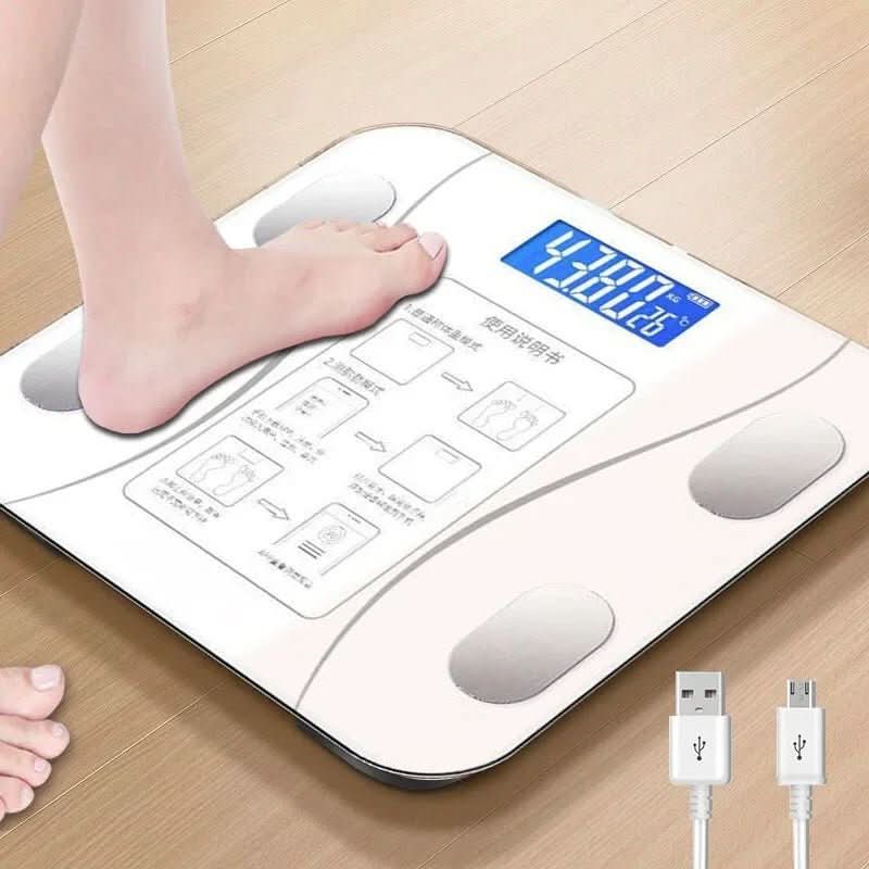 Smart kroppsanalysevekt plassert i et moderne baderomsmiljø, digitalvekt med appfunksjoner