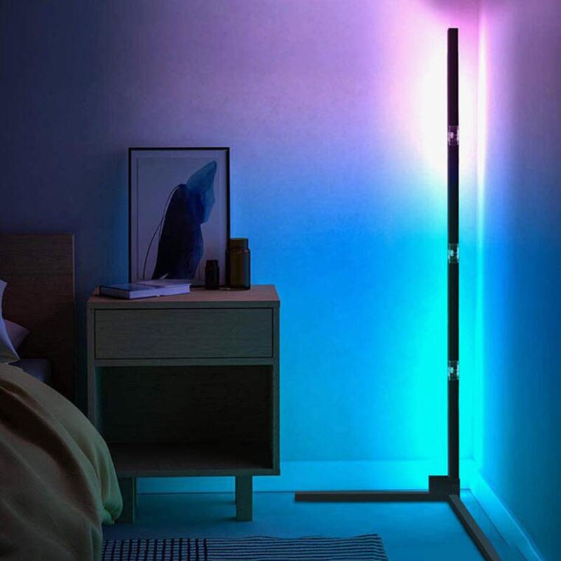 Elegant gulvlampe med RGB LED-lys som gir levende farger. Moderne smartbelysning for ditt hjem.