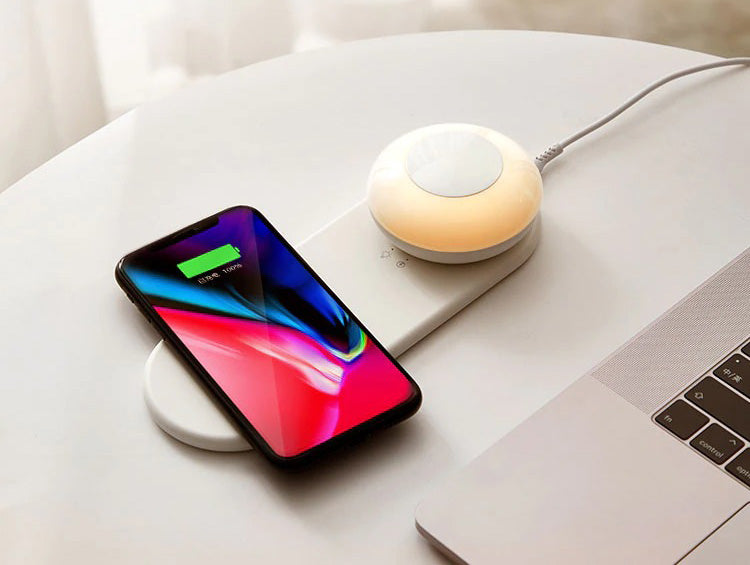 LED øyepleielampe med trådløs ladefunksjon, ideell som smart nattbordslampe.