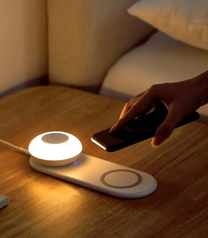 Trådløs smartlampe for nattbord, med innebygd lader og komfortabelt øyepleie lys.