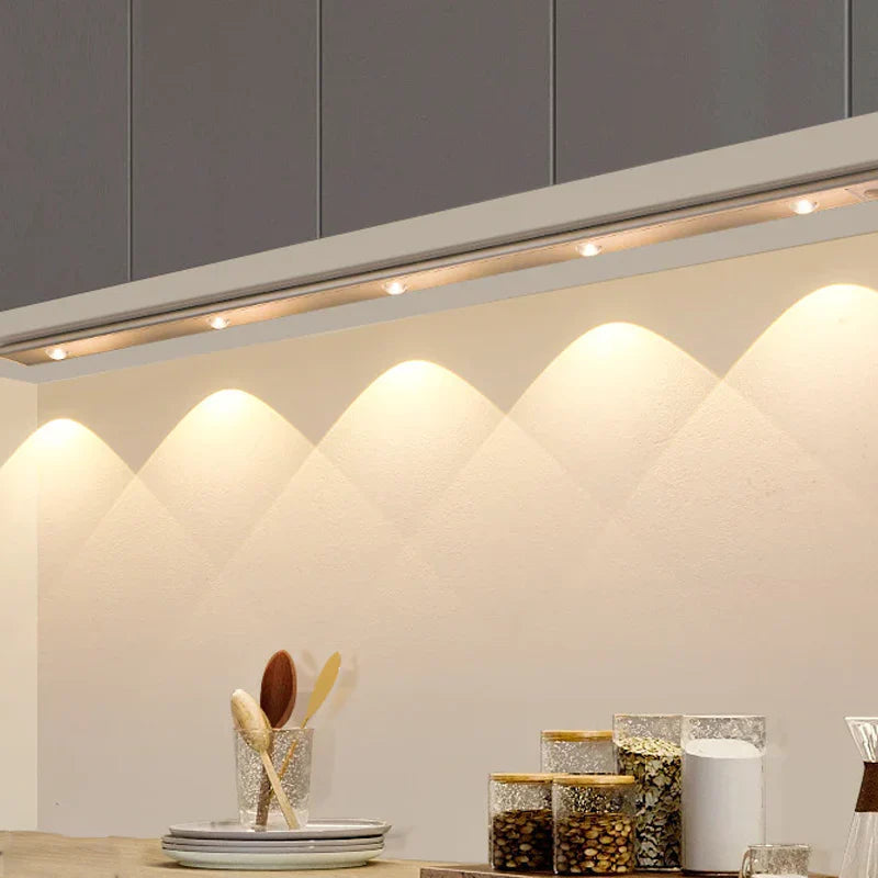 Smart belysning: trådløs LED-lampe med bevegelsessensor. Perfekt for sikkerhet og komfort i hjemmet.
