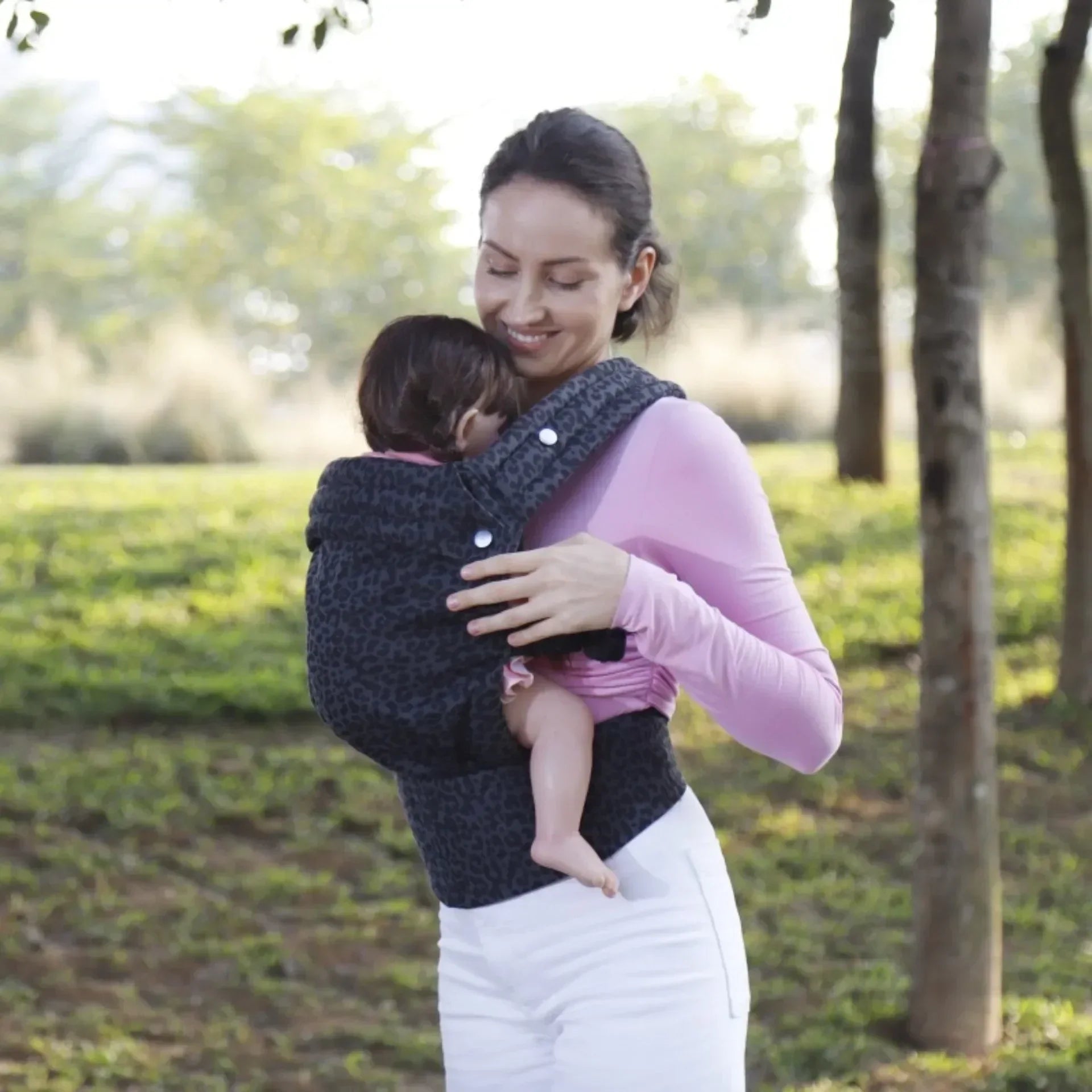 "Snug Sling bæresele for baby, ergonomisk design med polstrede stropper, pustende bomull, passer alle kroppsformer."