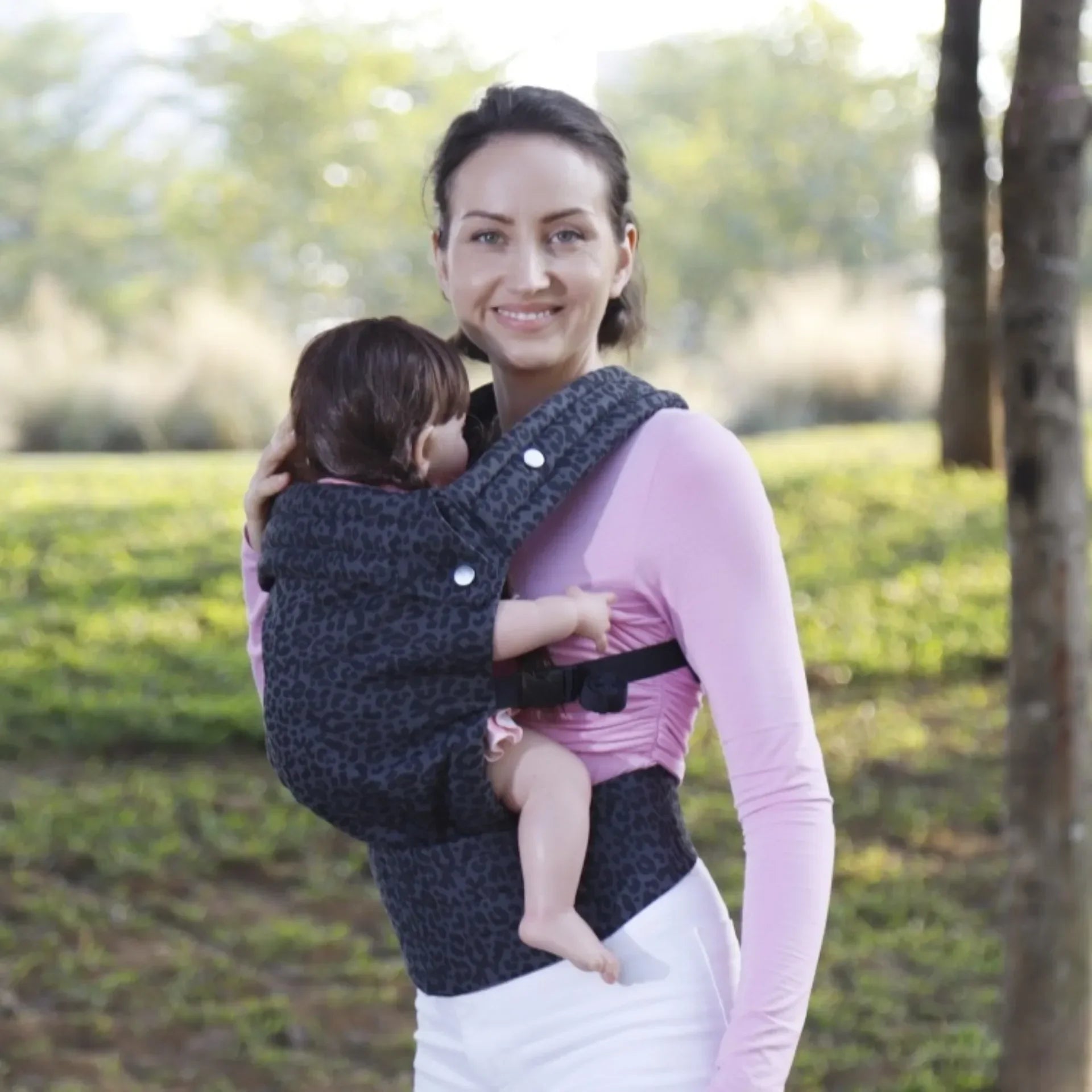 "Snug Sling bæresele for baby, ergonomisk design med polstrede stropper, pustende bomull, passer alle kroppsformer."
