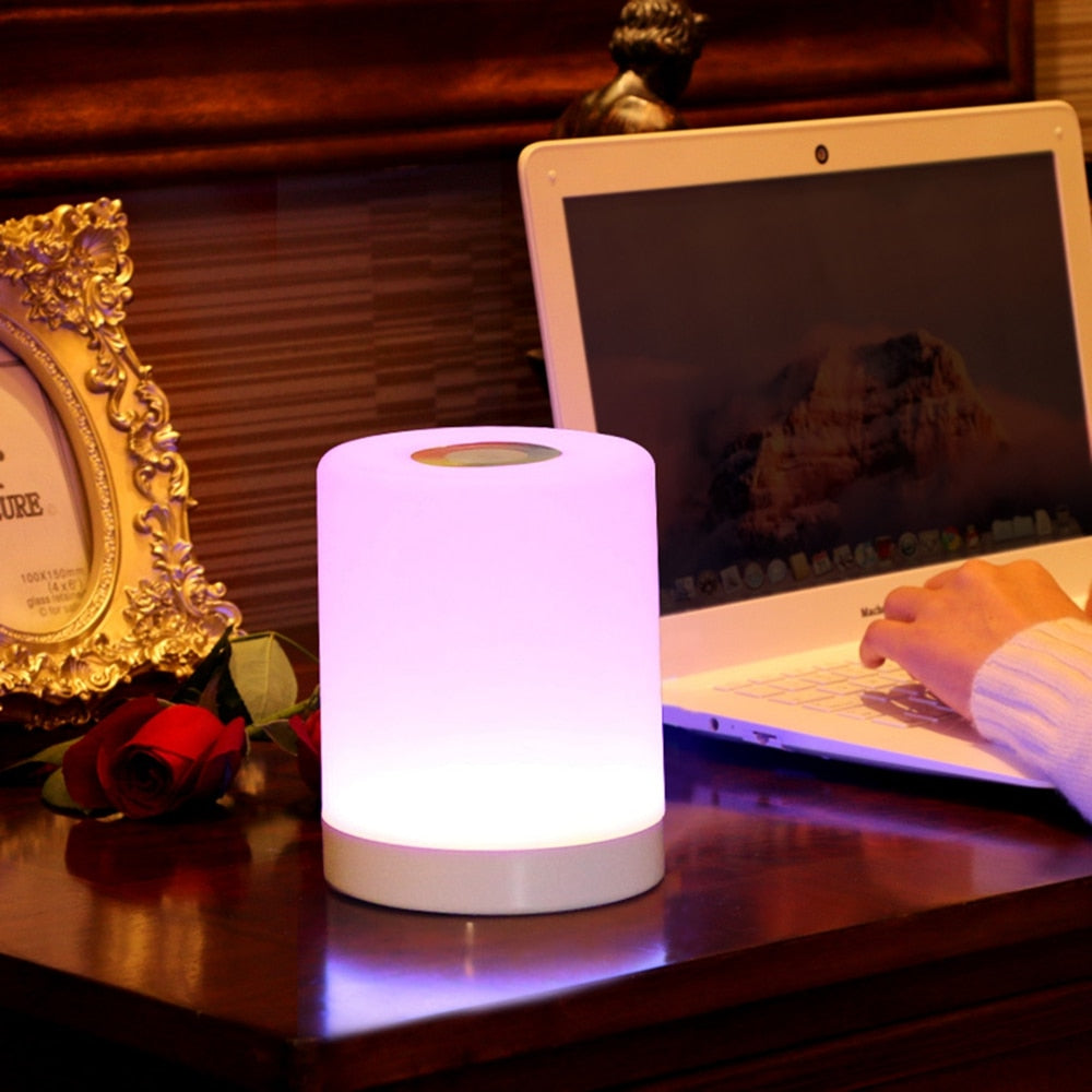 Nærbilde av en usb-ladbar LED nattlampe med smarte berøringskontroller for belysning og fargevalg.