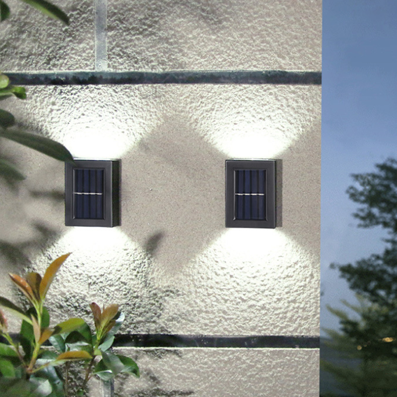 "Solcelle veggmontert lampe, IP65 vanntett, utendørs LED-lys i grått, gir elegant belysning for hage og gårdsplass."