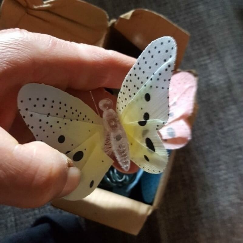 Solcelledrevet hagelys med sommerfuglmotiv, gir et varmt og innbydende lys til uteområdet.
