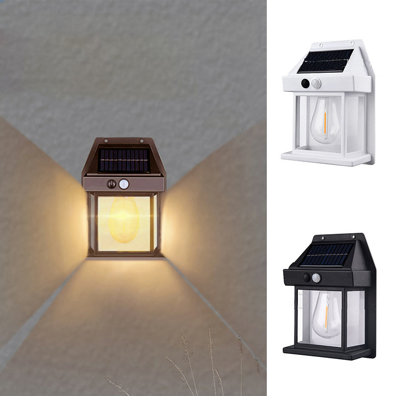 Solcelledrevet utendørs vegglampe med LED, robust metallkropp, smart sensor, IP65, ideell for terrasser og hager.