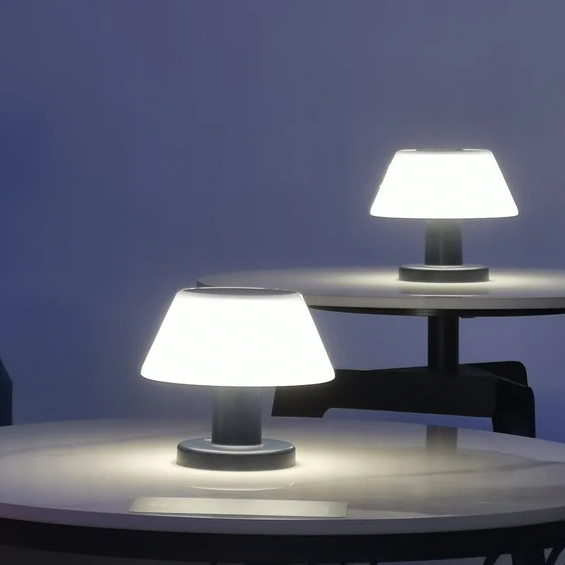 "Solcelledrevet vanntett LED bordlampe med moderne design, bærekraftig belysning for innendørs/utendørs bruk."