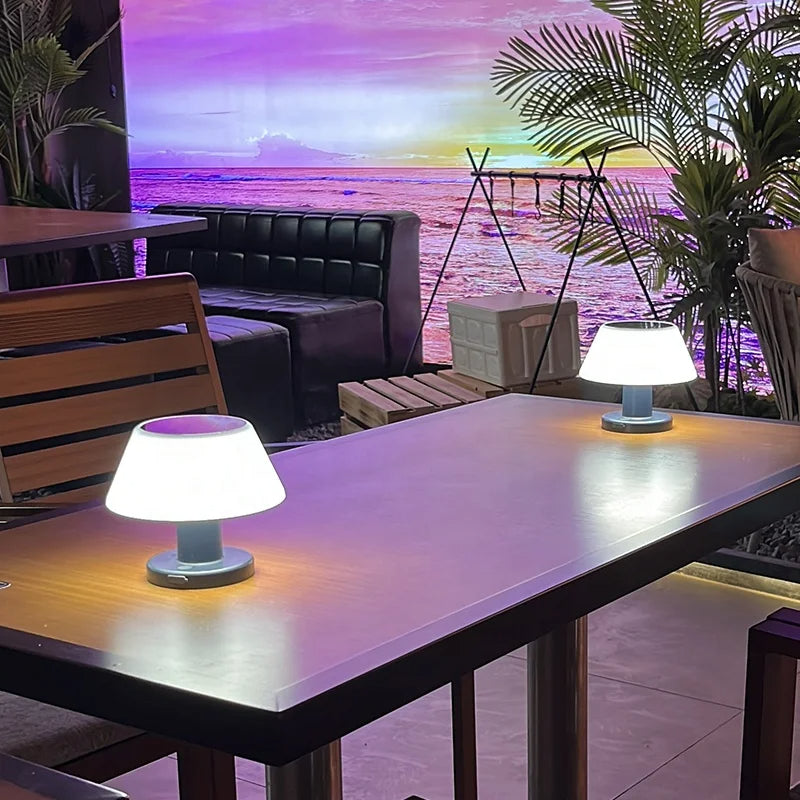 "Solcelledrevet vanntett LED bordlampe med moderne design, bærekraftig belysning for innendørs/utendørs bruk."