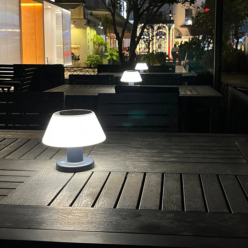 "Solcelledrevet vanntett LED bordlampe med moderne design, bærekraftig belysning for innendørs/utendørs bruk."