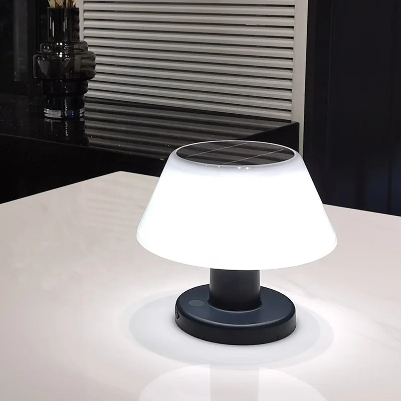 "Solcelledrevet vanntett LED bordlampe med moderne design, bærekraftig belysning for innendørs/utendørs bruk."