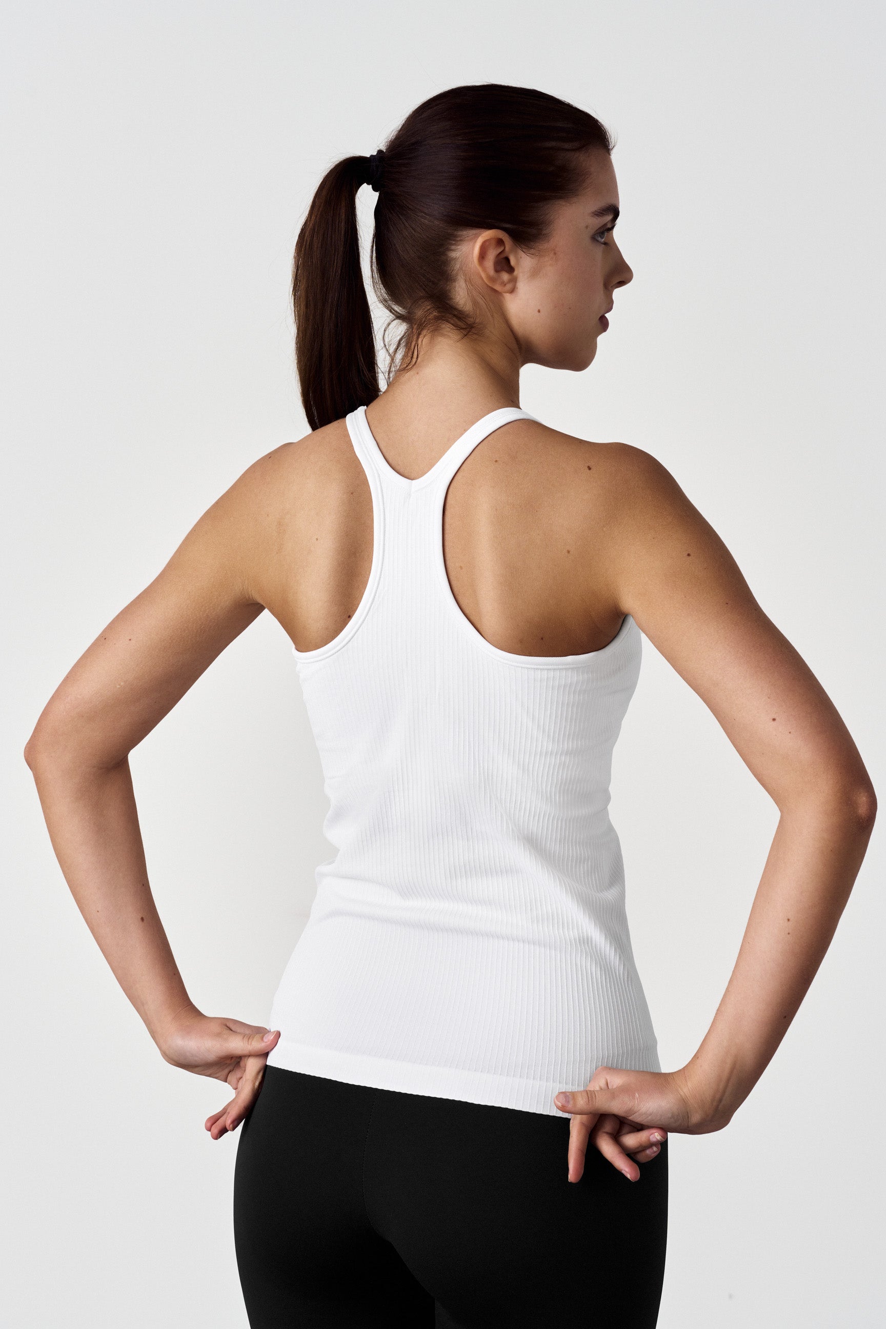 "Sømløs tank top med innebygd BH, mykt og stretchy stoff for komfort, perfekt for trening og daglig bruk."