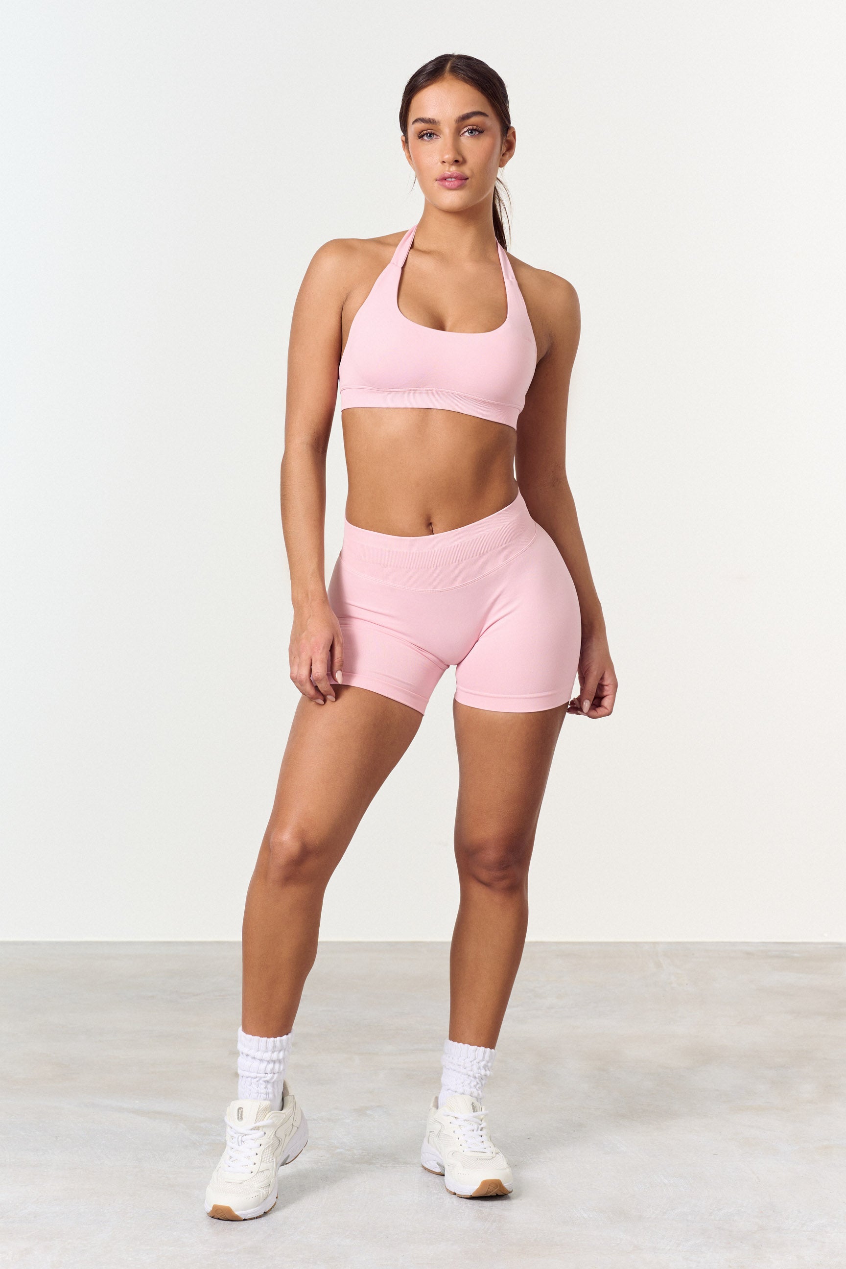 "Sømløse treningsshorts med scrunch-effekt for kurver, sort, sett forfra. Komfortabel med mid waist og 4-veis stretch."