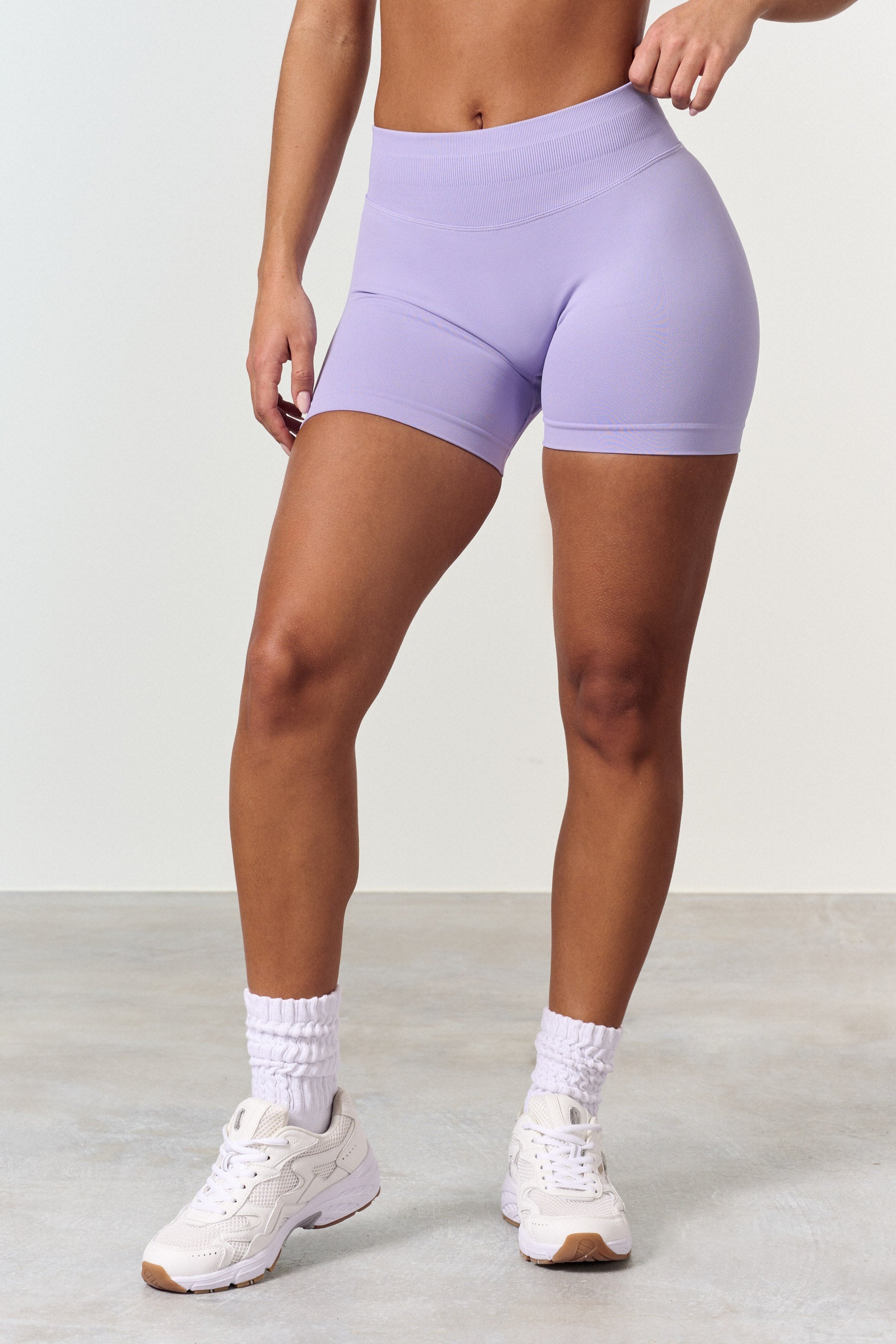"Sømløse treningsshorts med scrunch-effekt for kurver, sort, sett forfra. Komfortabel med mid waist og 4-veis stretch."