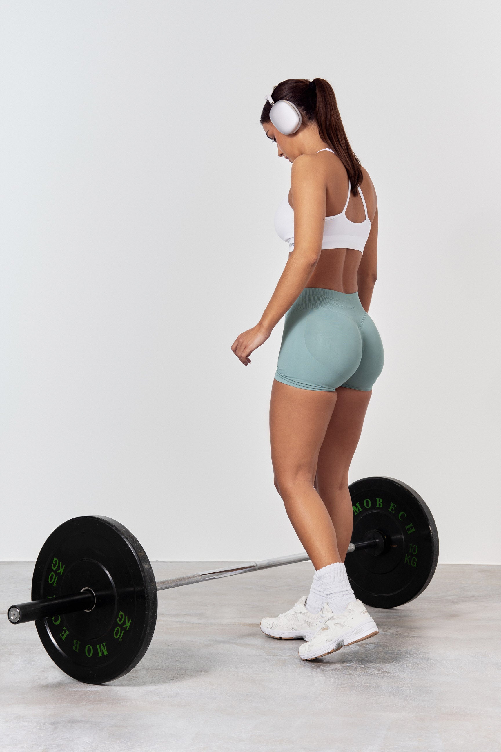 "Sømløse treningsshorts med scrunch-effekt for kurver, sort, sett forfra. Komfortabel med mid waist og 4-veis stretch."