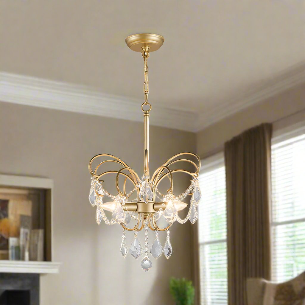 "Sommerfuglformet lysekrone i kunstnerisk messing, med unikt design og LED-lys, for moderne stuebelysning."