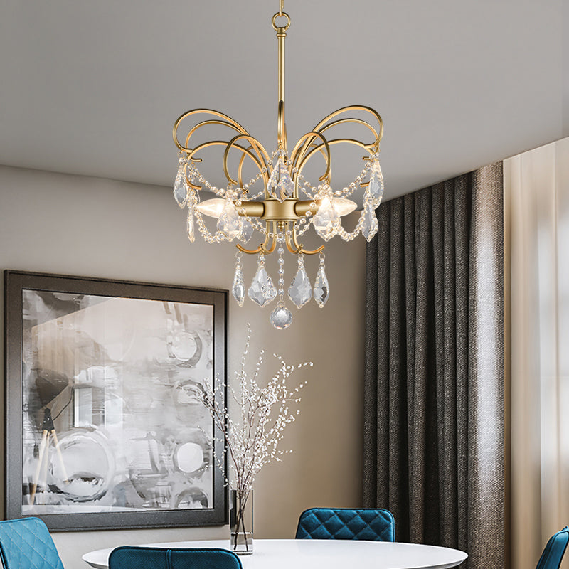 "Sommerfuglformet lysekrone i kunstnerisk messing, med unikt design og LED-lys, for moderne stuebelysning."