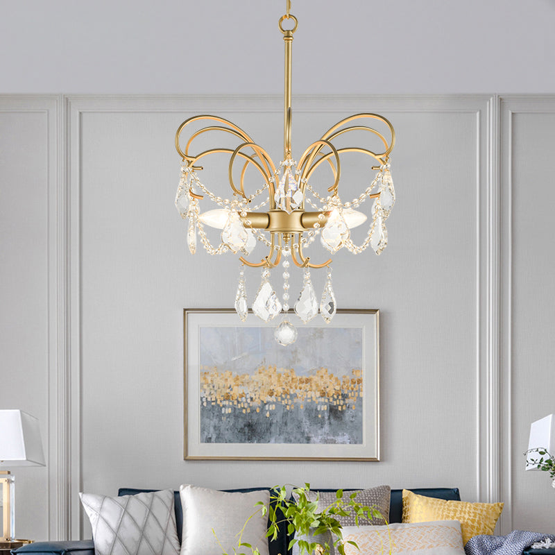 "Sommerfuglformet lysekrone i kunstnerisk messing, med unikt design og LED-lys, for moderne stuebelysning."