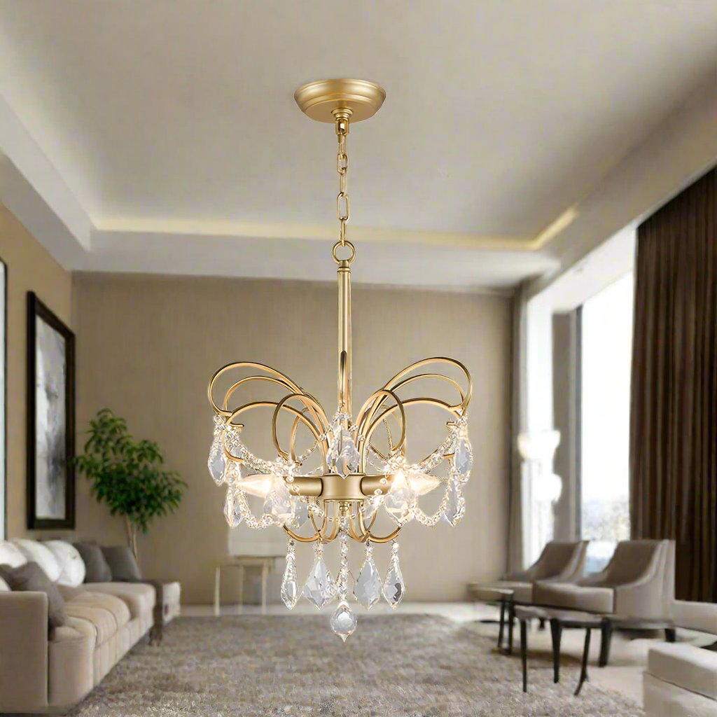 "Sommerfuglformet lysekrone i kunstnerisk messing, med unikt design og LED-lys, for moderne stuebelysning."