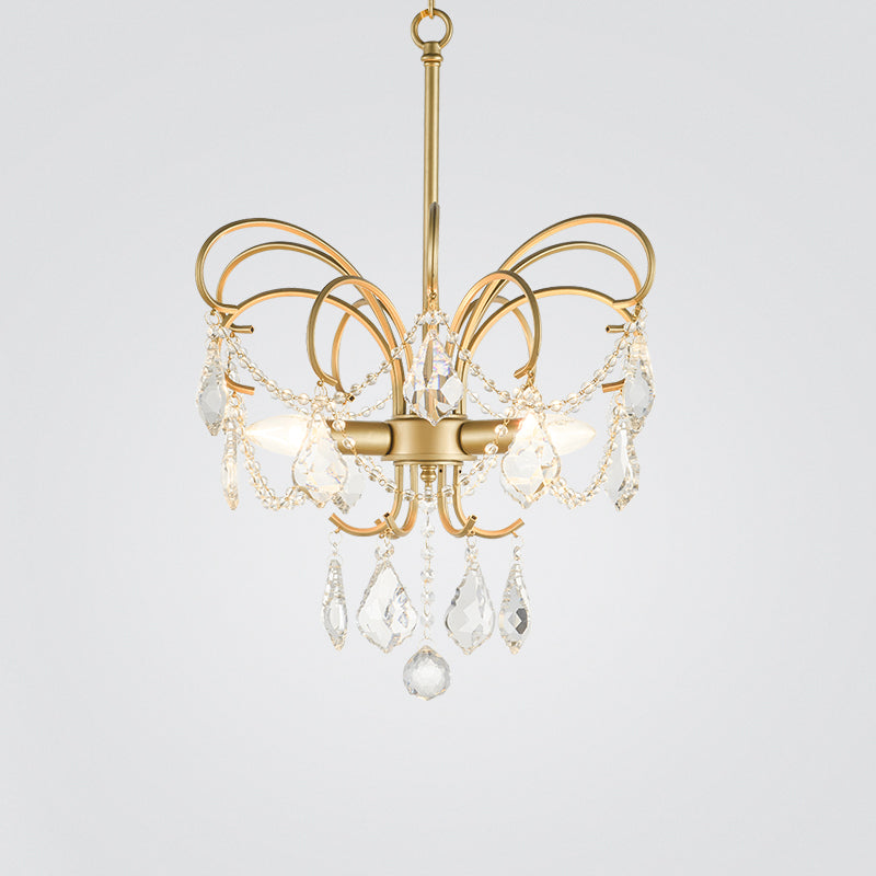 "Sommerfuglformet lysekrone i kunstnerisk messing, med unikt design og LED-lys, for moderne stuebelysning."