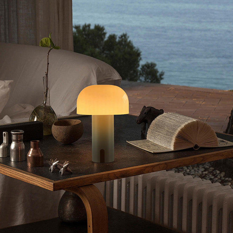 "Sopp bordlampe, trådløs og dimbar, europeisk design. Elegant soppformet lampe i flere farger for stilfull belysning."