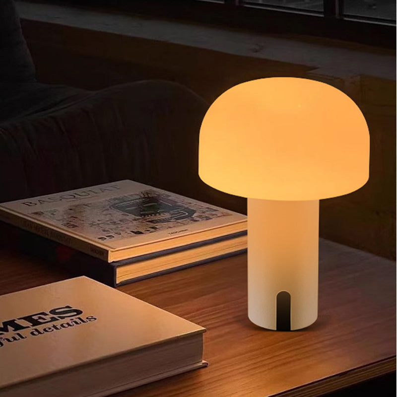 "Sopp bordlampe, trådløs og dimbar, europeisk design. Elegant soppformet lampe i flere farger for stilfull belysning."