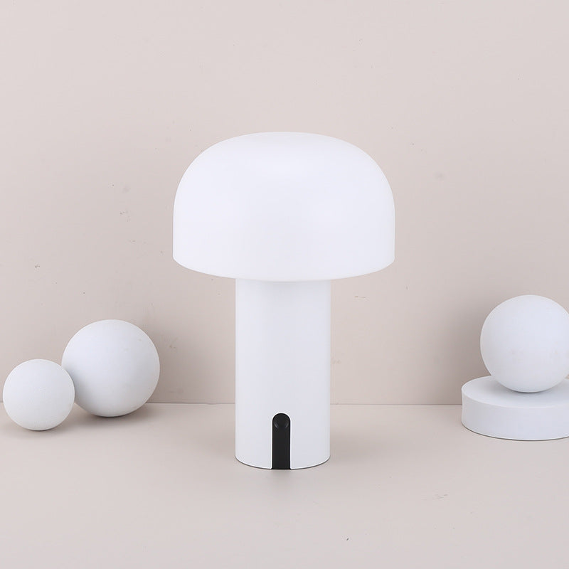 "Sopp bordlampe, trådløs og dimbar, europeisk design. Elegant soppformet lampe i flere farger for stilfull belysning."
