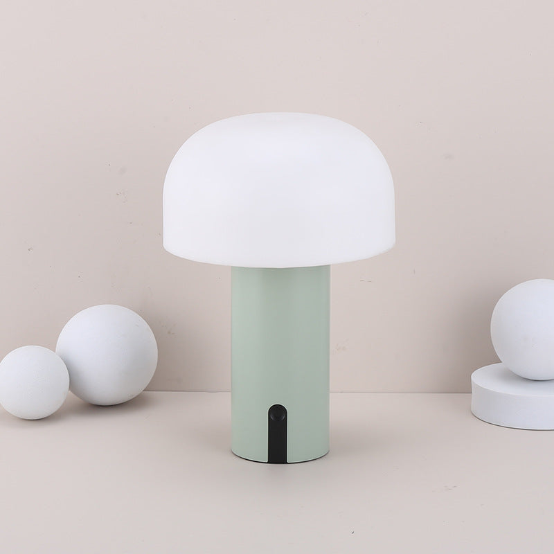 "Sopp bordlampe, trådløs og dimbar, europeisk design. Elegant soppformet lampe i flere farger for stilfull belysning."
