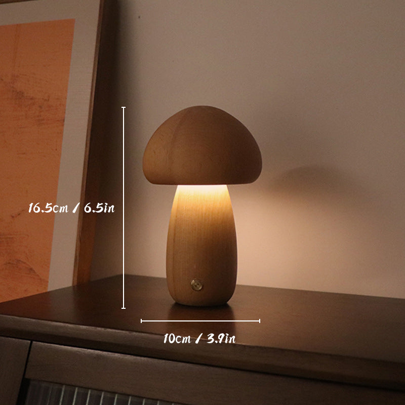 "Soppformet oppladbar bordlampe i tre med LED-lys, laget av bøk eller valnøtt. Gir varmt, behagelig lys."