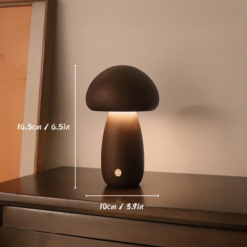 "Soppformet oppladbar bordlampe i tre med LED-lys, laget av bøk eller valnøtt. Gir varmt, behagelig lys."