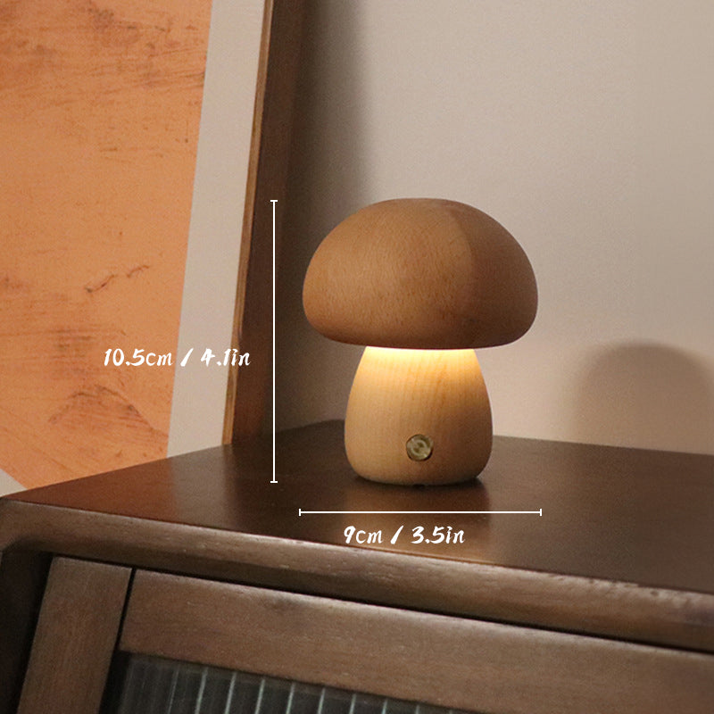 "Soppformet oppladbar bordlampe i tre med LED-lys, laget av bøk eller valnøtt. Gir varmt, behagelig lys."