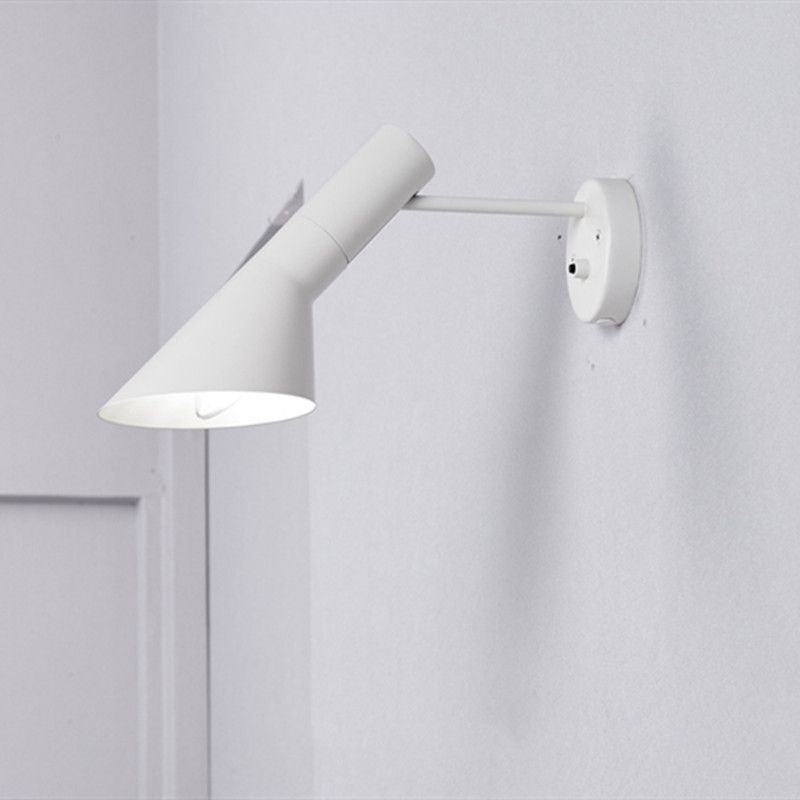 Hvit minimalistisk vegglampe med kjegleformet design, ideell industriell belysning for stuen