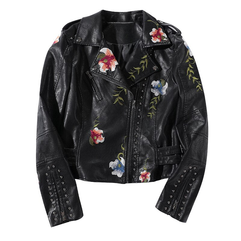 Sort skinnjakke for dame med fargerikt blomsterbroderi. Stilfull og trendy yttertøy for vår/høst.