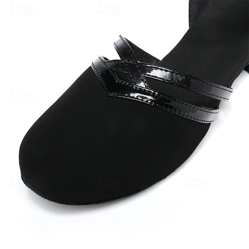 Sorte dansesko for kvinner med ankelstropp, elegant design for stil og komfort på dansegulvet, sett på lys bakgrunn.