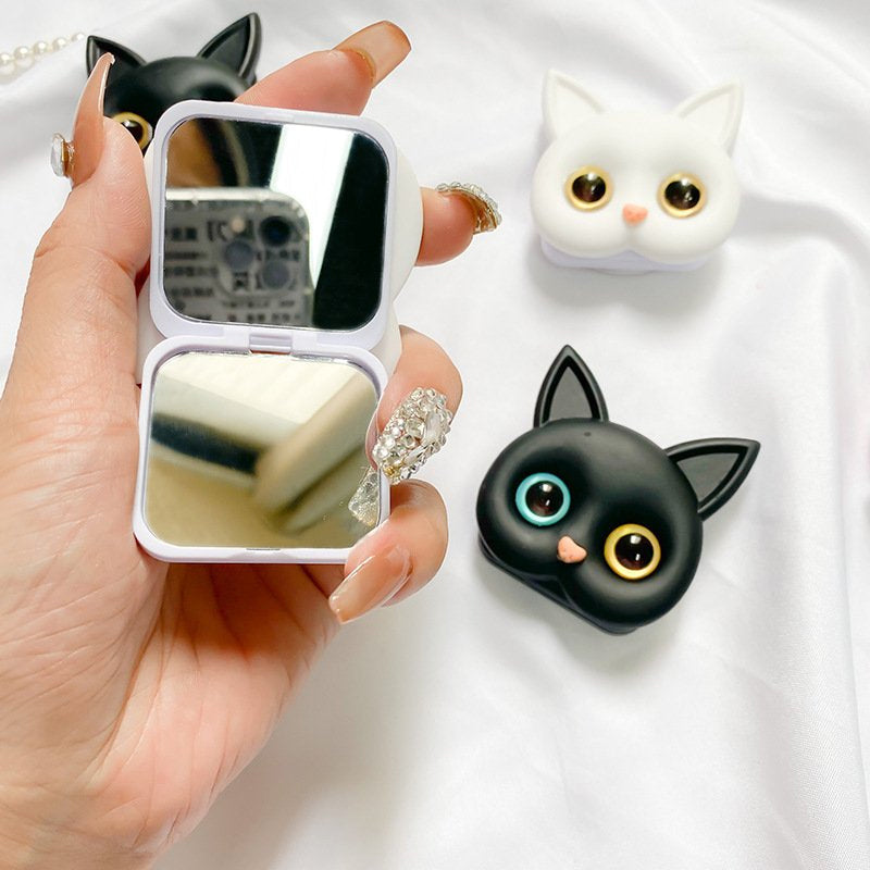 "Søt 3D Cat-telefonholder med minispeil i gull og blå øyne; hvit telefonholder med dekorativ kattedesign."