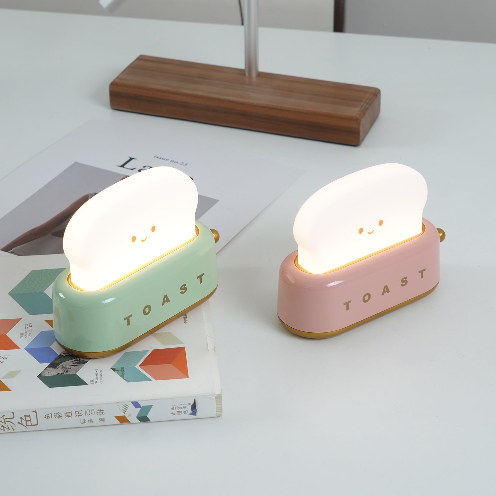 "Søt bordlampe i brødristerform, trådløs, oppladbar, i metalliakryl, justerbar lysstyrke, grønn, mandelgul, rosa."