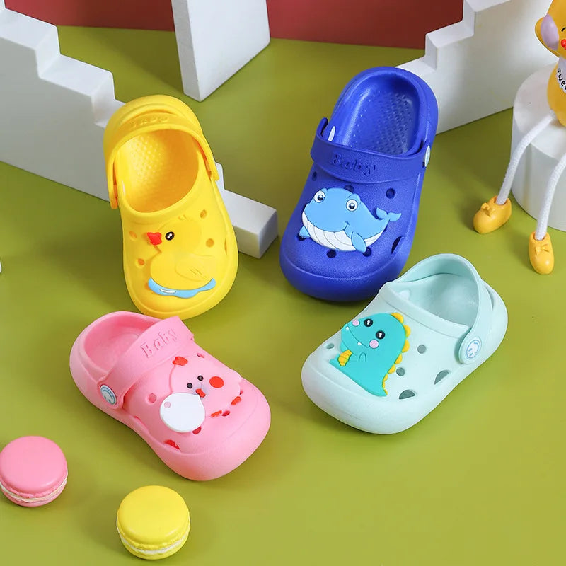"Søte, fargerike barneslippers; pustende stoff, myke materialer. Perfekt for trygg, aktiv lek med antiskli såle."